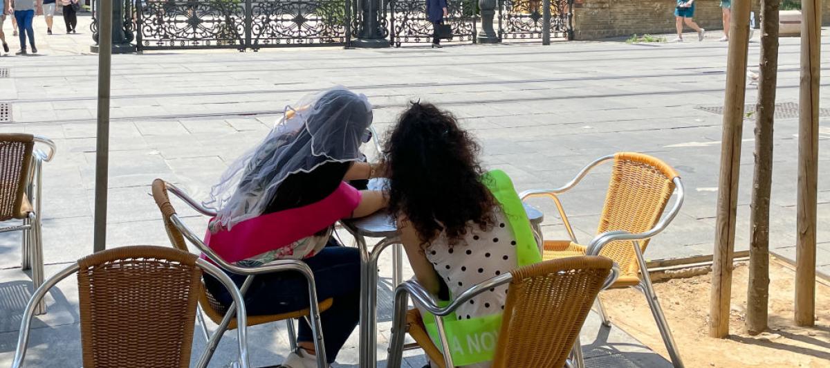 Dos mujeres sentadas en una terraza en Sevilla el pasado 6 de junio de 2023.