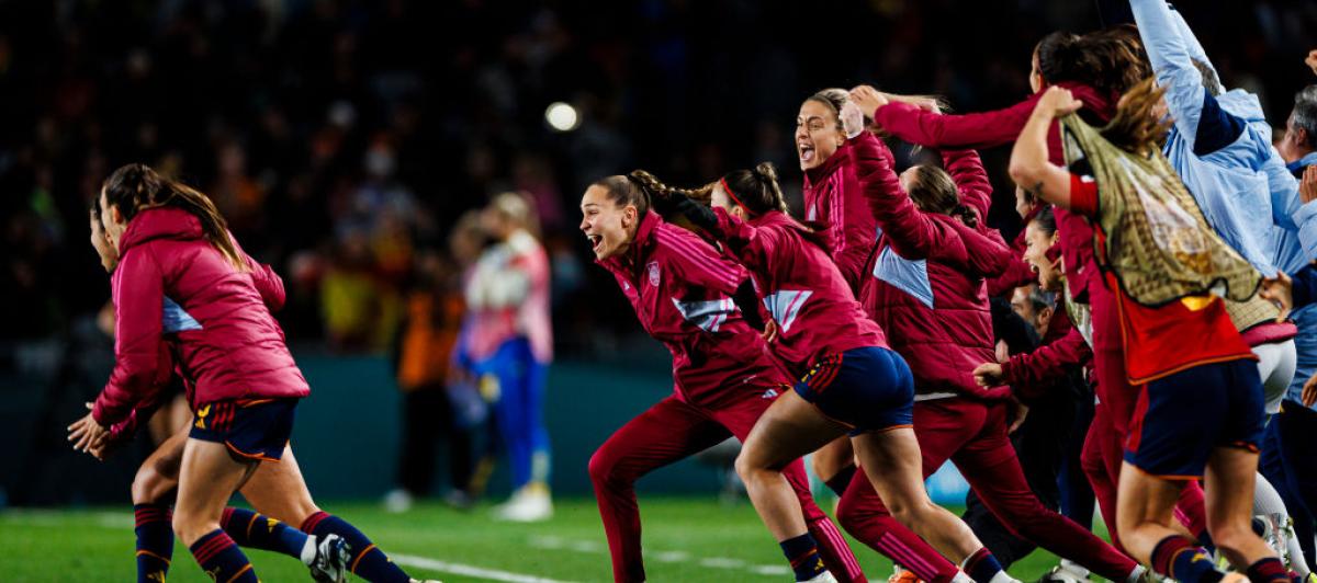 Las jugadoras de la selección saltan al campo para celebrar la victoria que las lleva directamente a la final del Mundial.