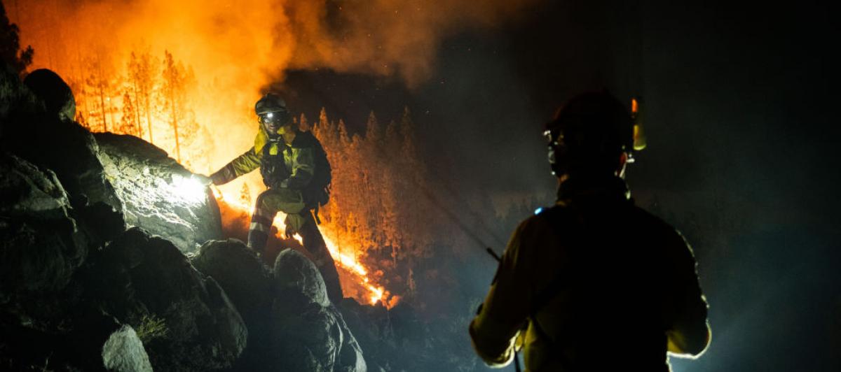 Efectivos del EIRIF trabajan en uno de los frentes del incendio en Tenerife.