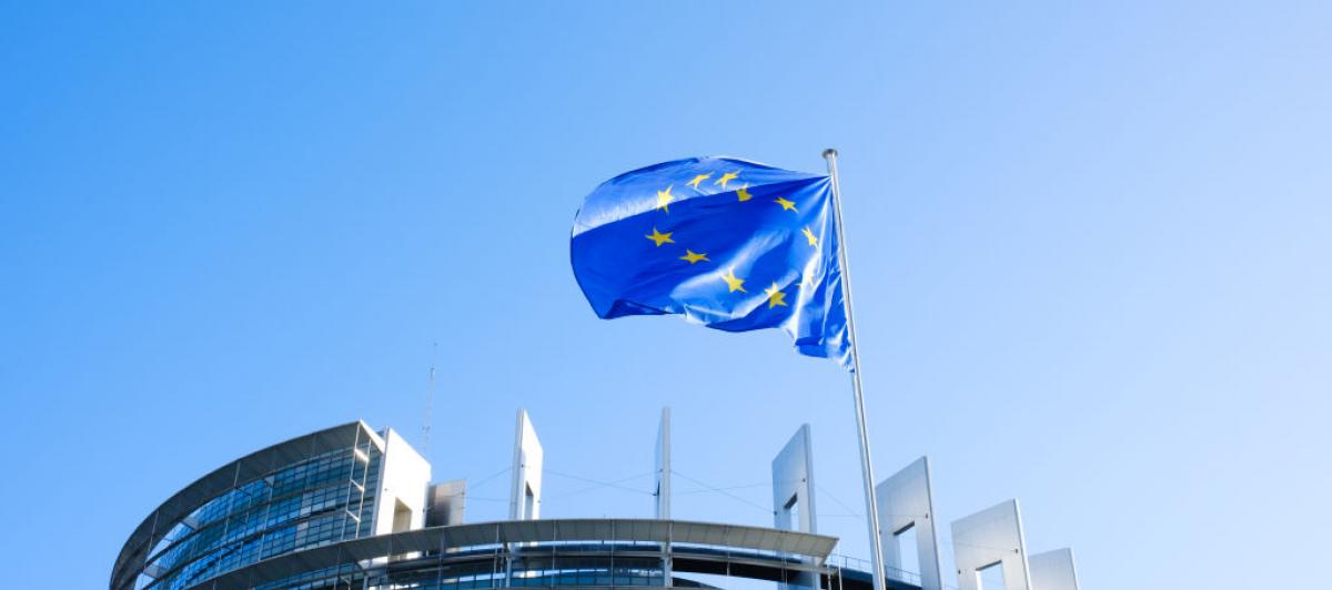 La bandera europea ondea en la sede del Parlamento Europeo de Estrasburgo.