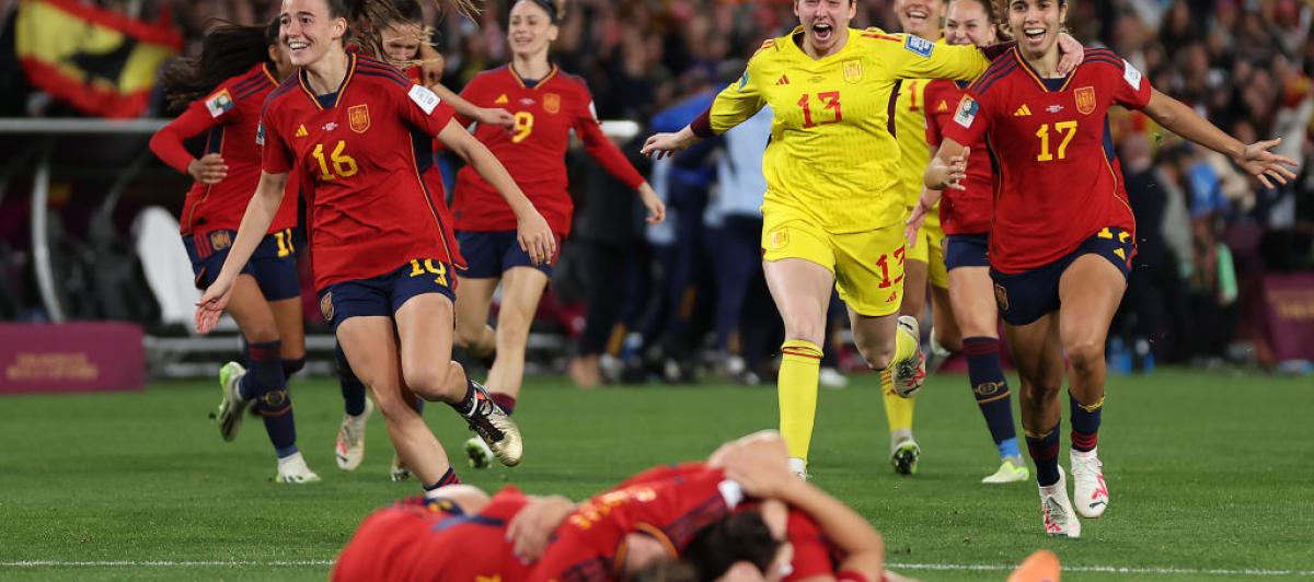 La jugadoras de España celebran su triunfo al acabar el partido.