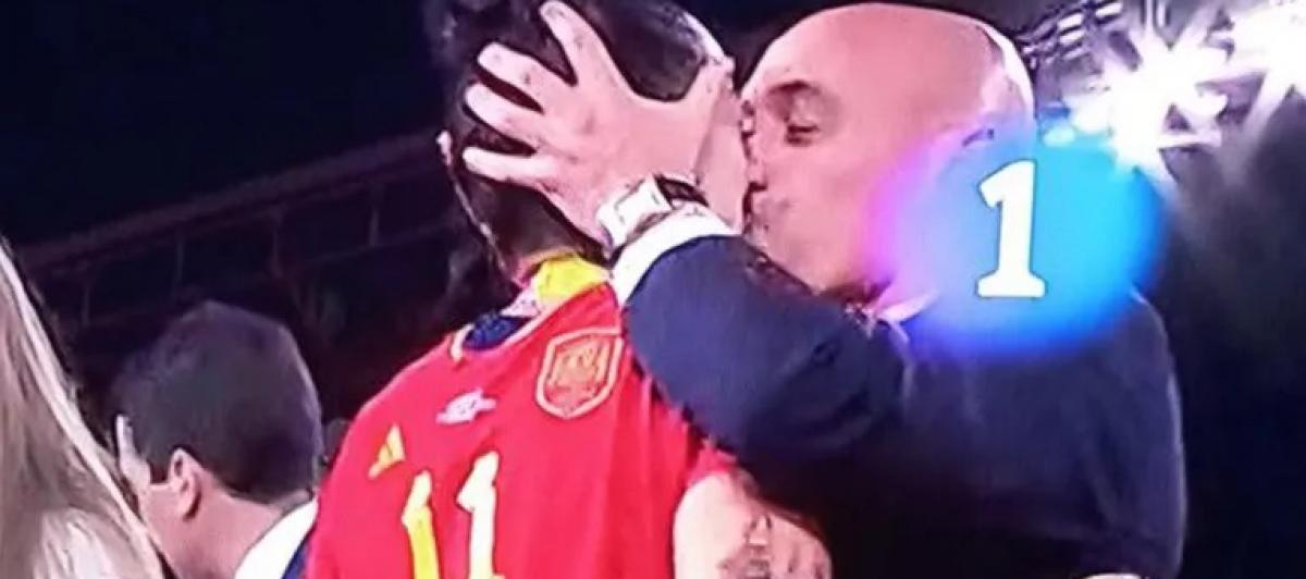 Luis Rubiales besa a Jenni Hermoso en la final del mundial de fútbol femenino