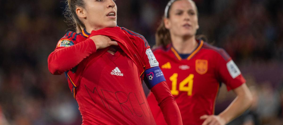 Olga Carmona celebra su gol mostrando un nombre en la camiseta que llevaba debajo.