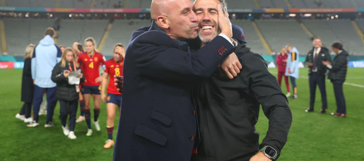 Rubiales besa a Vilda en un momento de celebración del equipo