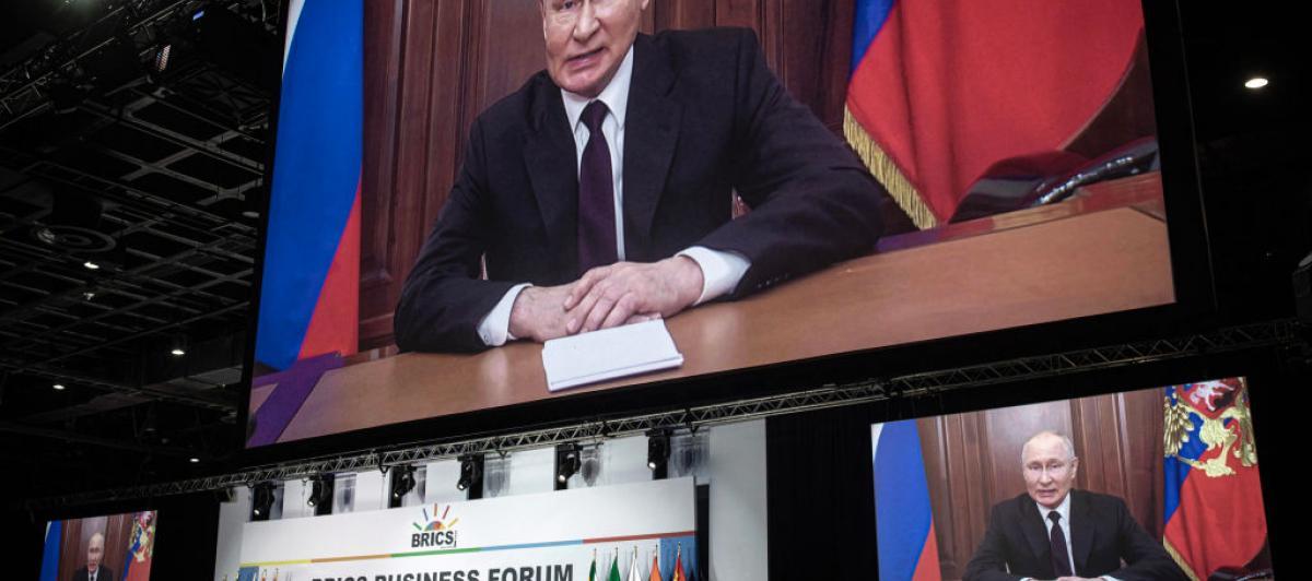 Vladimir Putin, el gran ausente de la reunión de los BRICS en Sudáfrica, interviene por videoconferencia en la reunión.