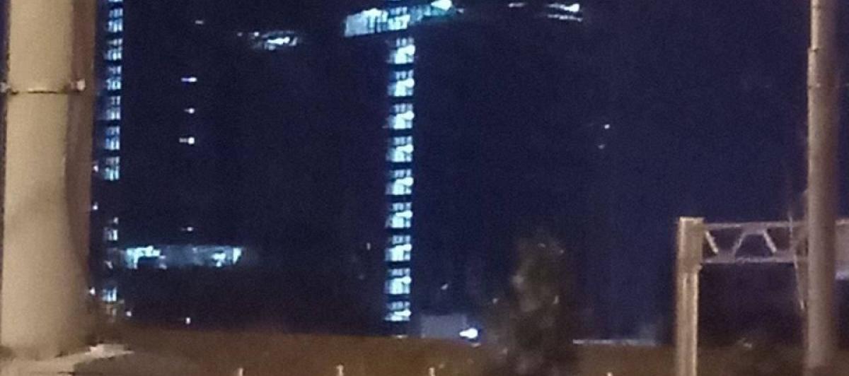 La sede del Grupo Wagner, iluminada de esta forma tras la muerte de su líder, Yevgueni Prigozhin