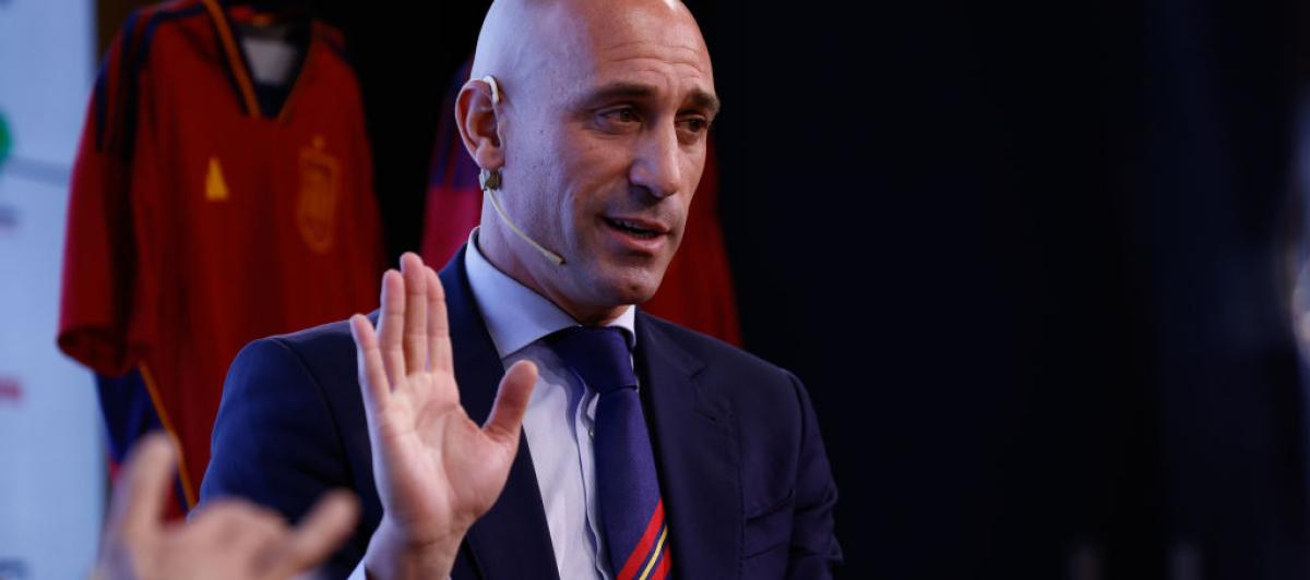 Luis Rubiales saluda durante una intervención pública reciente