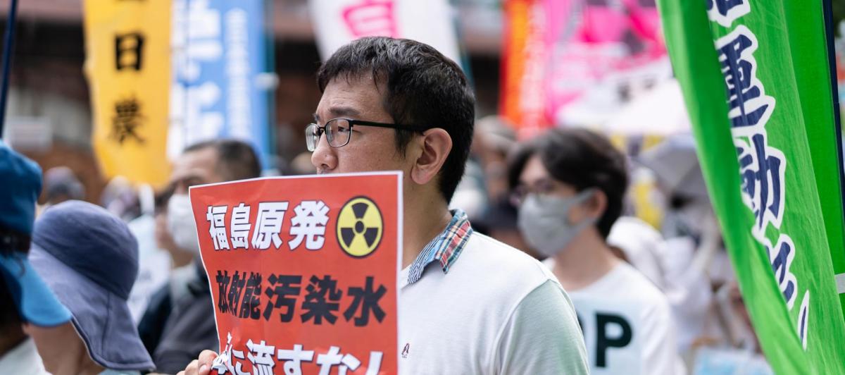 Protesta de ciudadanos nipones ante la sede de la Tokyo Electric Power Co. (Tepco), contra el vertido de agua de la central nuclear de Fukushima al océano Pacífico.