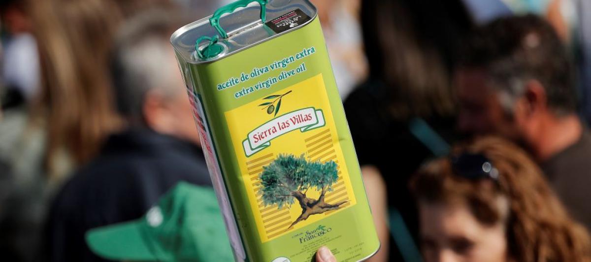 Una manifestante levanta un bote de aceite durante una manifestación de agricultores en Madrid en octubre de 2022.