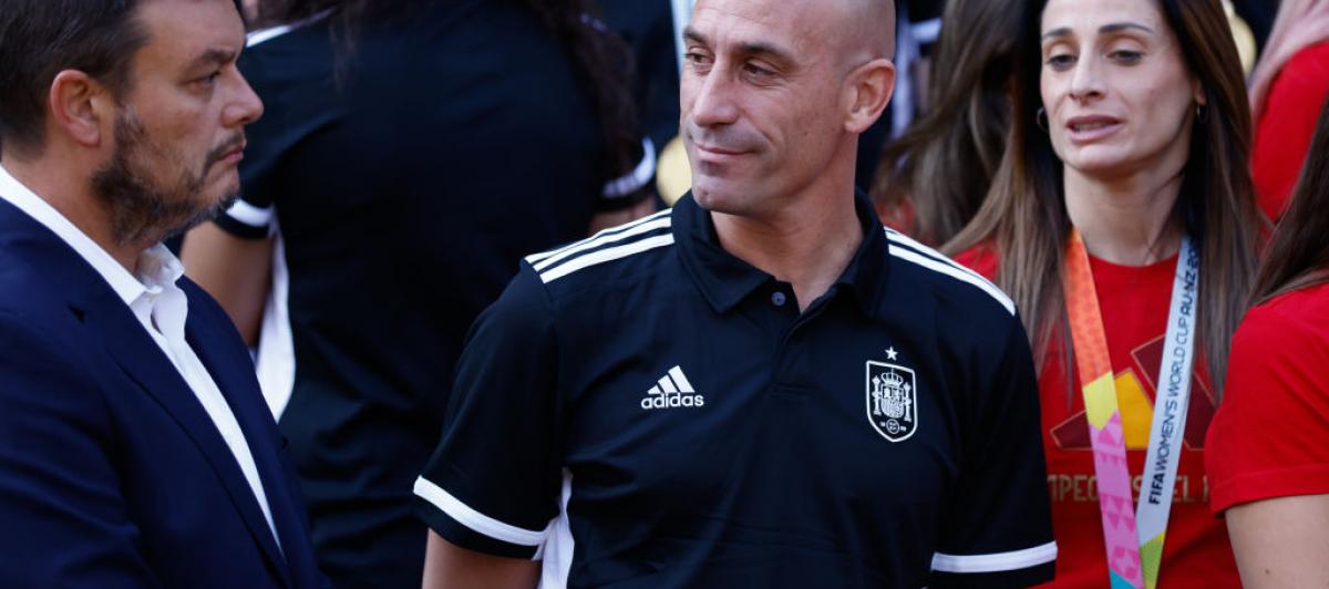 Víctor Francos (izda. con gesto muy serio) y Luis Rubiales durante la recepción de Pedro Sánchez a la selección española