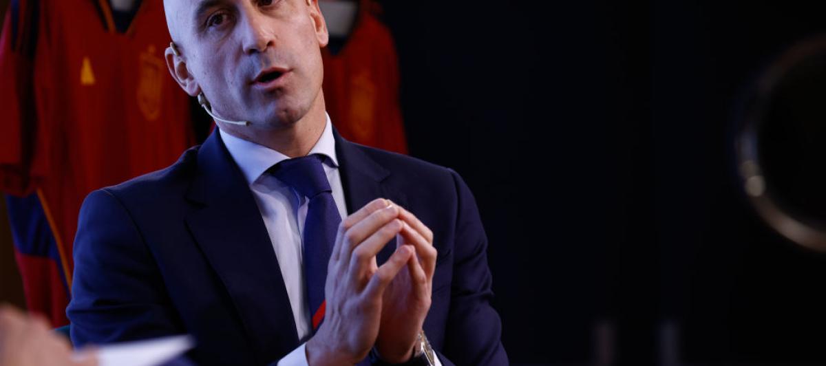 Gesto de Luis Rubiales en un acto