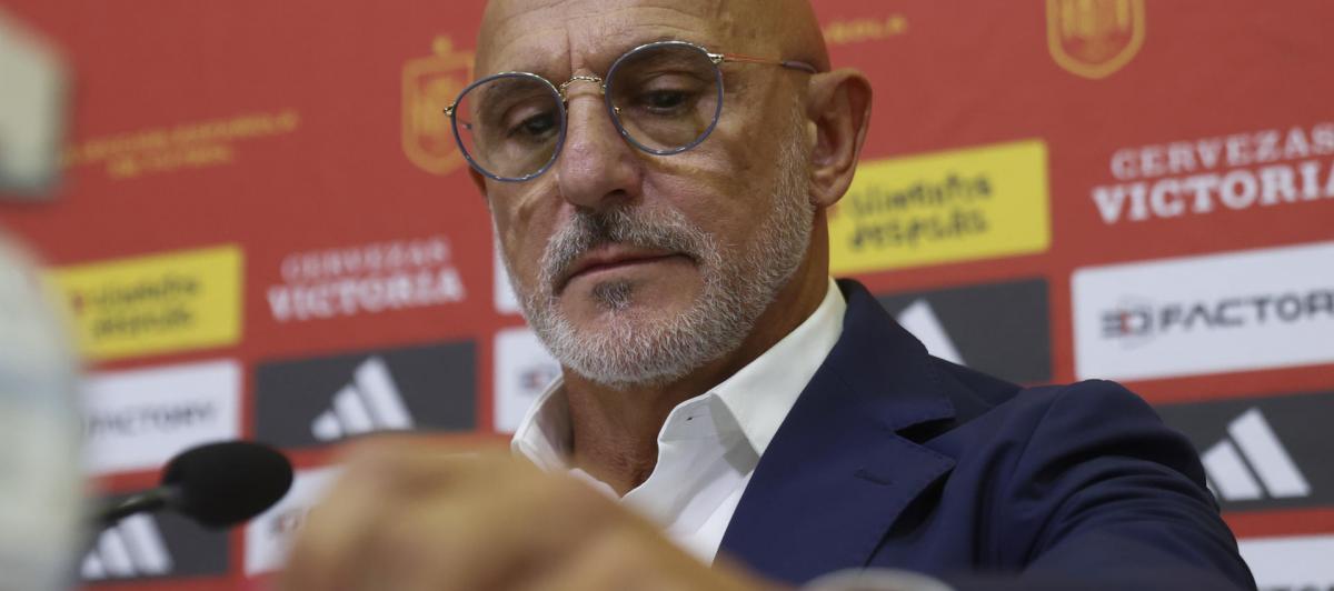 El seleccionador de la selección española masculina de fútbol, Luis de la Fuente, pidiendo disculpas por los aplausos en la asamblea en la que Luis Rubiales no dimitió.