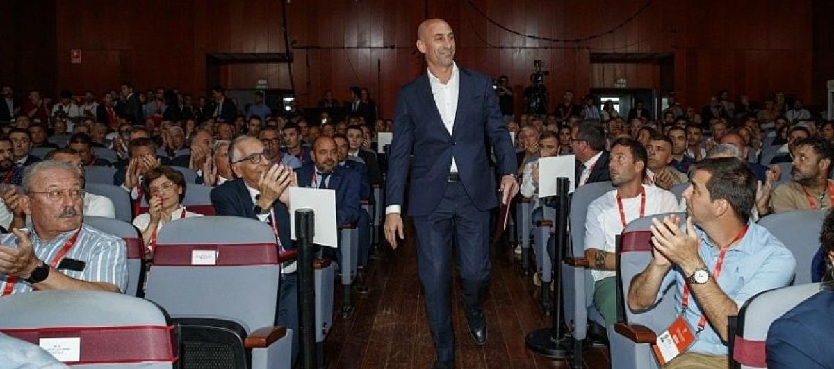Luis Rubiales, entre aplausos, llega a la Asamblea General Extraordinaria de la RFEF en la que se negó a dimitir.