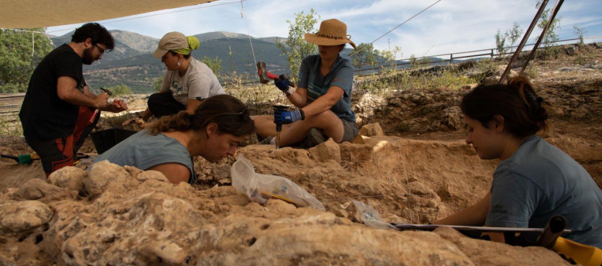 Excavaciones en El Valle de los Neandertales en el yacimiento del Calvero de la Higuera