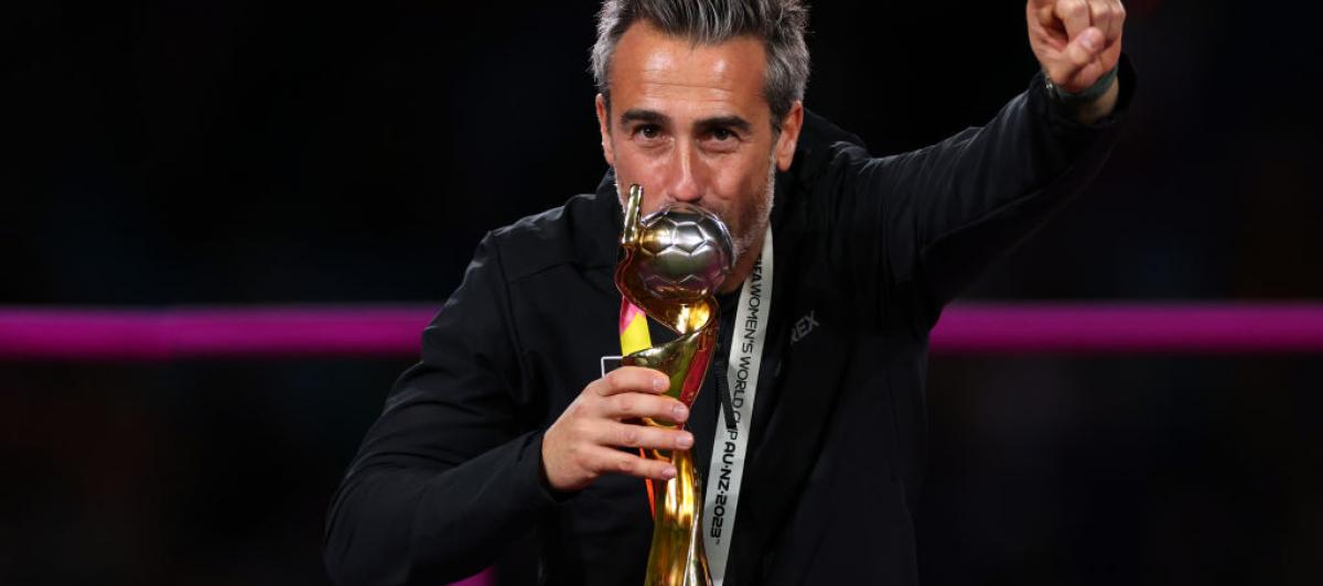 Jorge Vilda posa eufórico con la Copa del Mundo