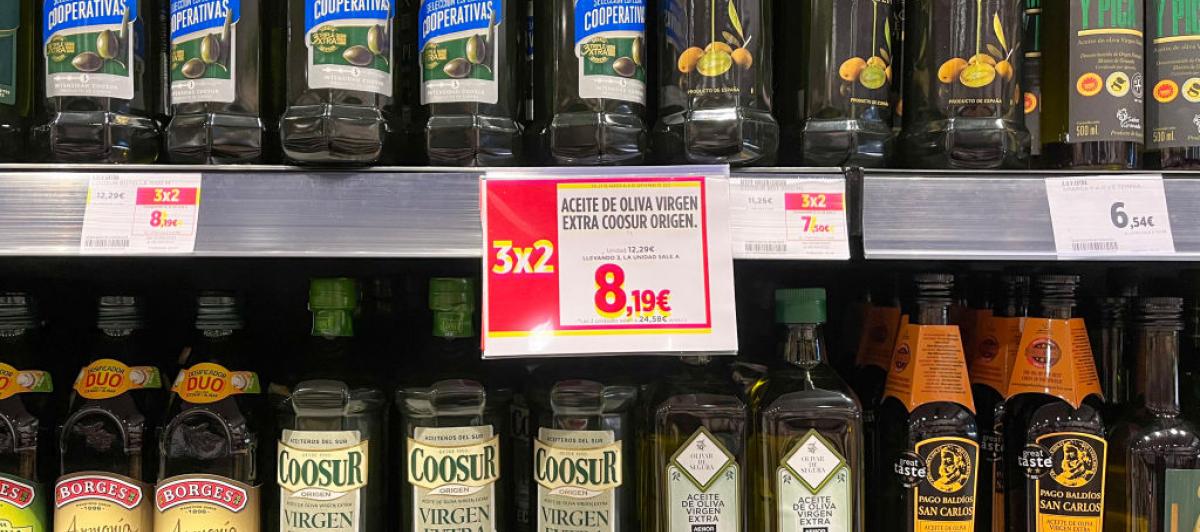 Botellas de aceite de oliva en oferta en el lineal de un supermercado de Madrid el 2 de septiembre de 2023.