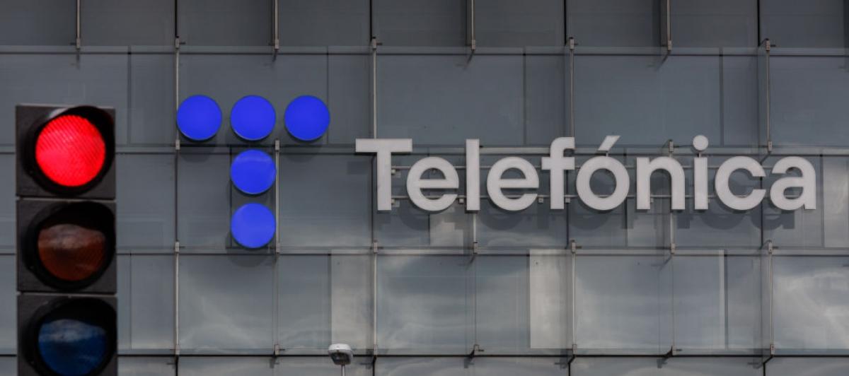 Imagen de archivo de la fachada de la sede de Telefónica en Madrid.