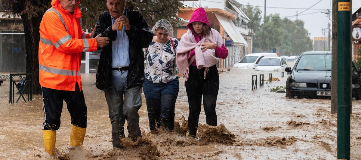 Personal de emergencias griego rescatando a varios ciudadanos de Volos (Magnesia) tras las grandes riadas dejadas por la DANA.