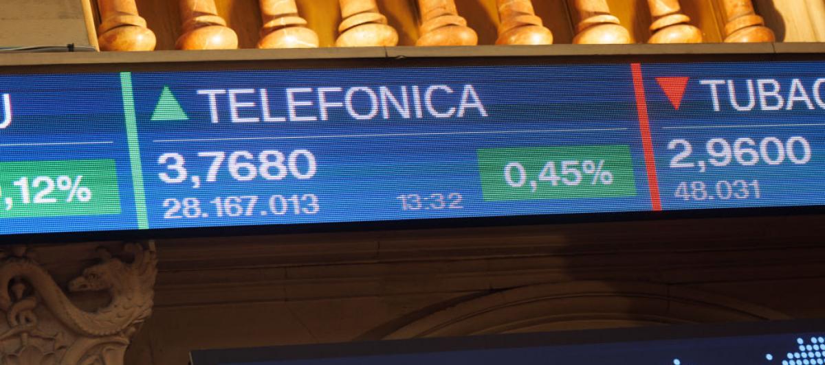 Panel del Palacio de la Bolsa de Madrid en la que se aprecia la subida de Telefónica tras la compra del 9,9% de capital por parte de la saudí STC Group.