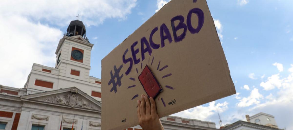 Pancarta con el lema '#Seacabó', que clama por el fin de las violencias sexuales contra las mujeres, popularizado a partir de la agresión sexual de Luis Rubiales a la futbolista Jenni Hermoso.