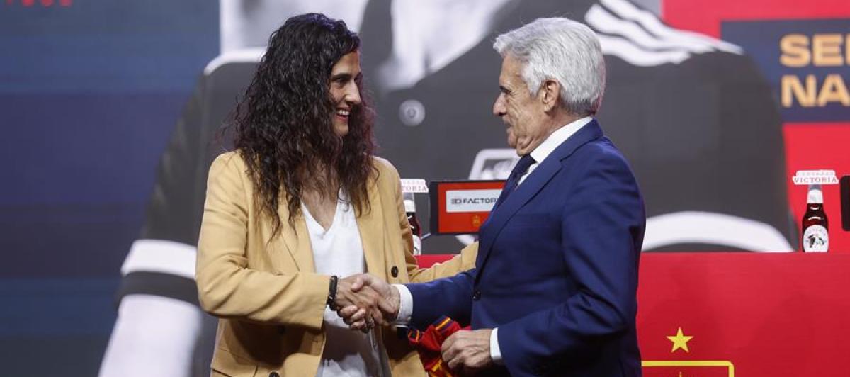 Montse Tomé y Pedro Rocha se saludan en la presentación oficial de la nueva seleccionadora