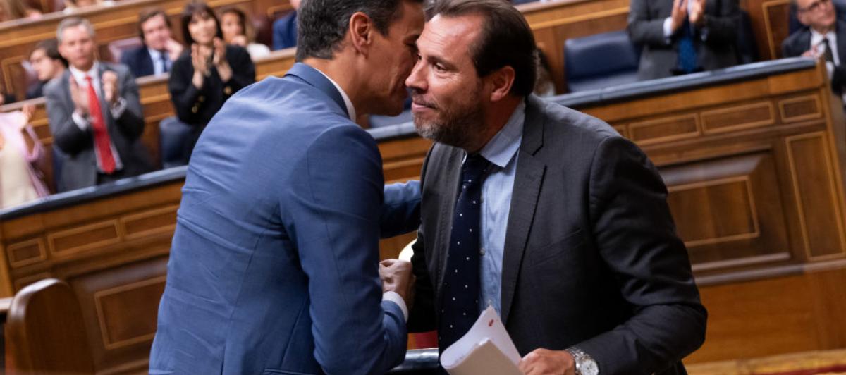 Oscar Puente saluda a Pedro Sánchez después de su discurso en el pleno de investidura.