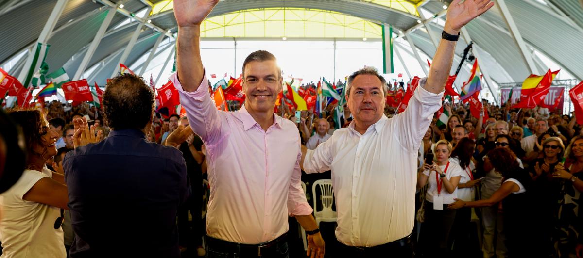 El presidente del Gobierno en funciones, Pedro Sánchez (i), junto a Juan Espadas (d).