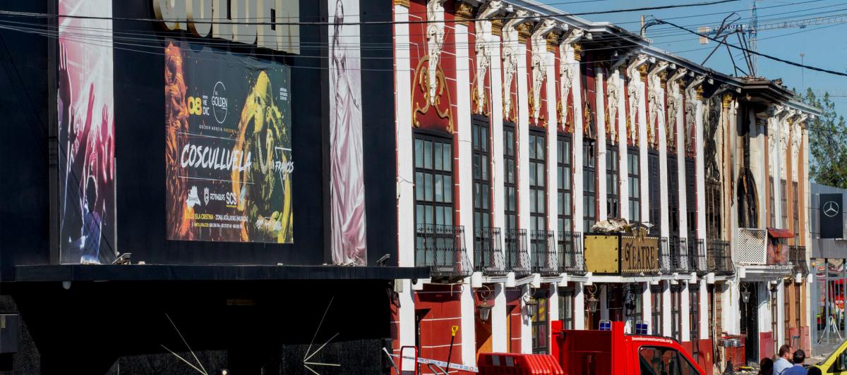 Los bomberos de Murcia trabajan en la búsqueda de los afectados por el incendio en la discoteca Teatre
