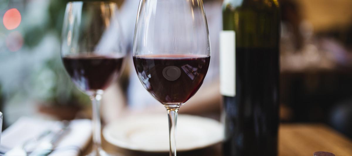 Una copa de vino en una imagen de stock.