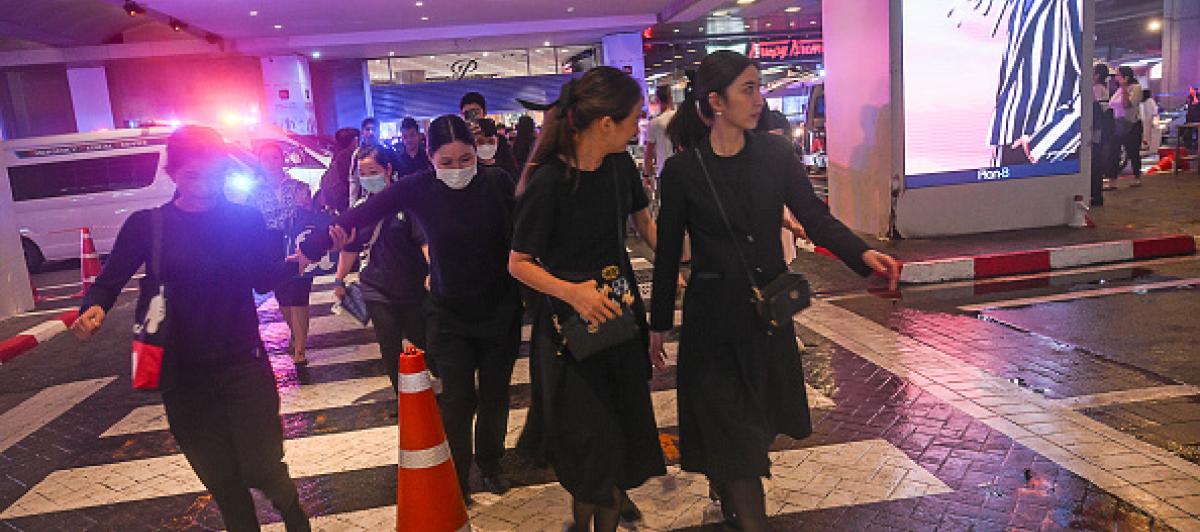 Personas huyendo del centro comercial de lujo Siam Paragon, tras el tiroteo perpetrado supuestamente por un menor de 14 años.