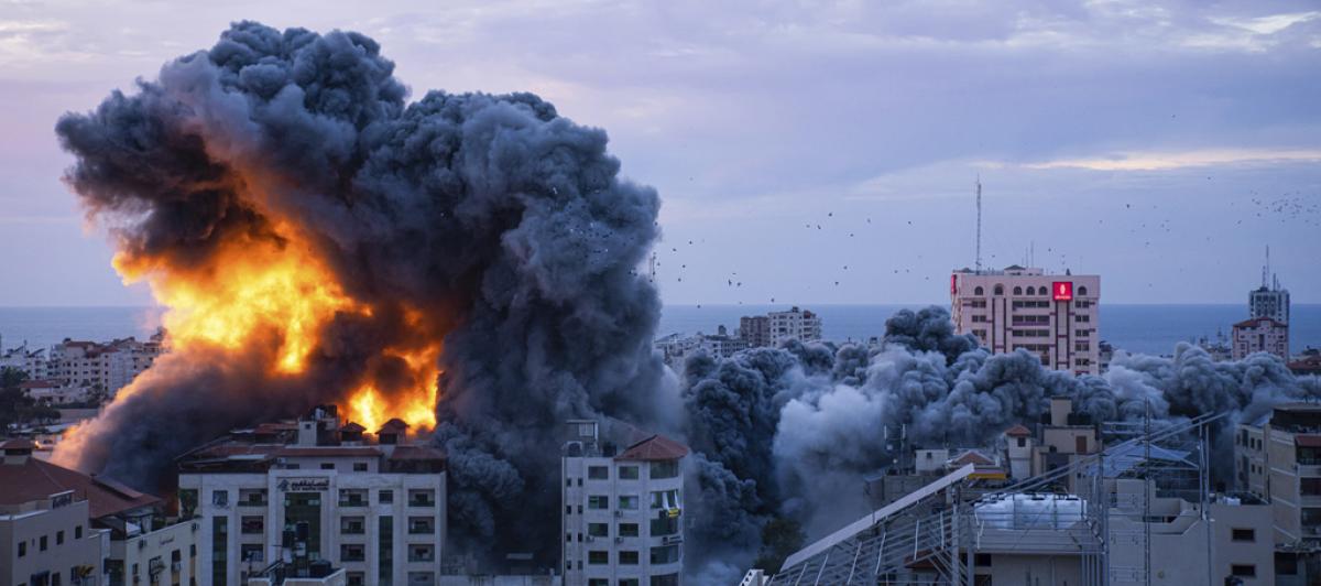 Fuego y humo como resultado de los bombeos de Israel en Gaza.