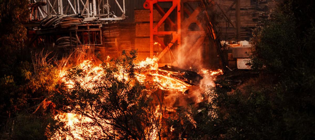 Una fábrica arde tras un ataque cerca de Gaza