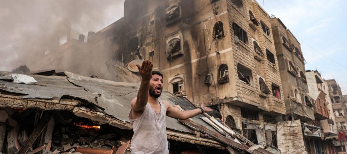 Un hombre, desesperado tras el impacto de un misil en un edificio de Gaza