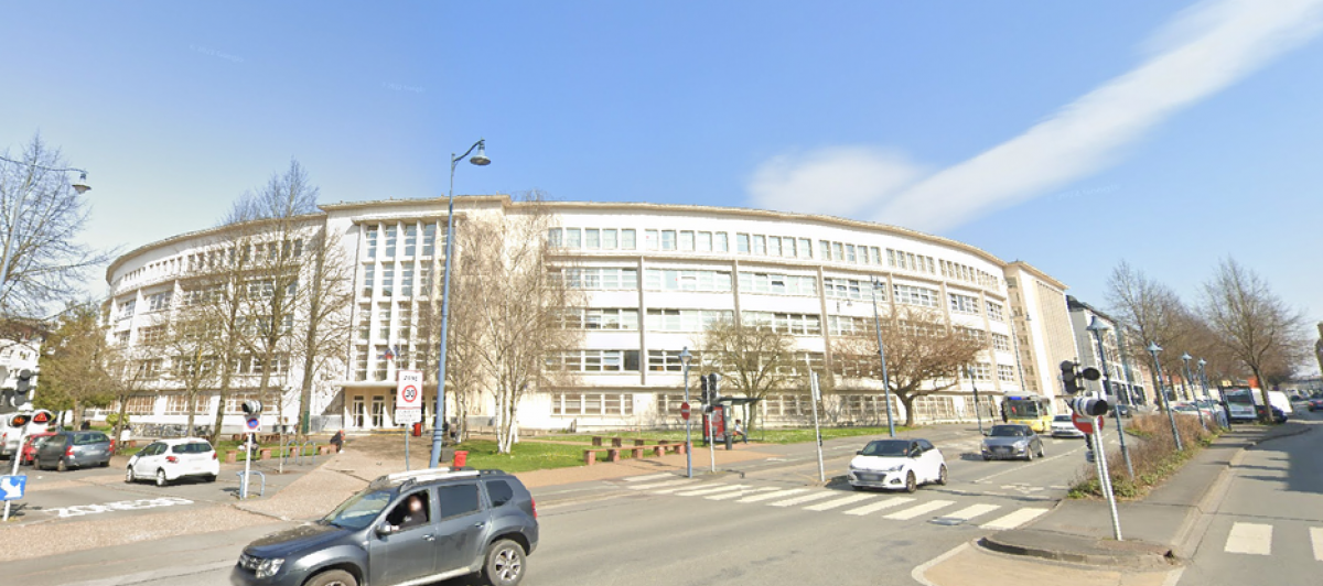 Vista del exterior del instituto francés Gambetta en el que se ha registrado el apuñalamiento múltiple.