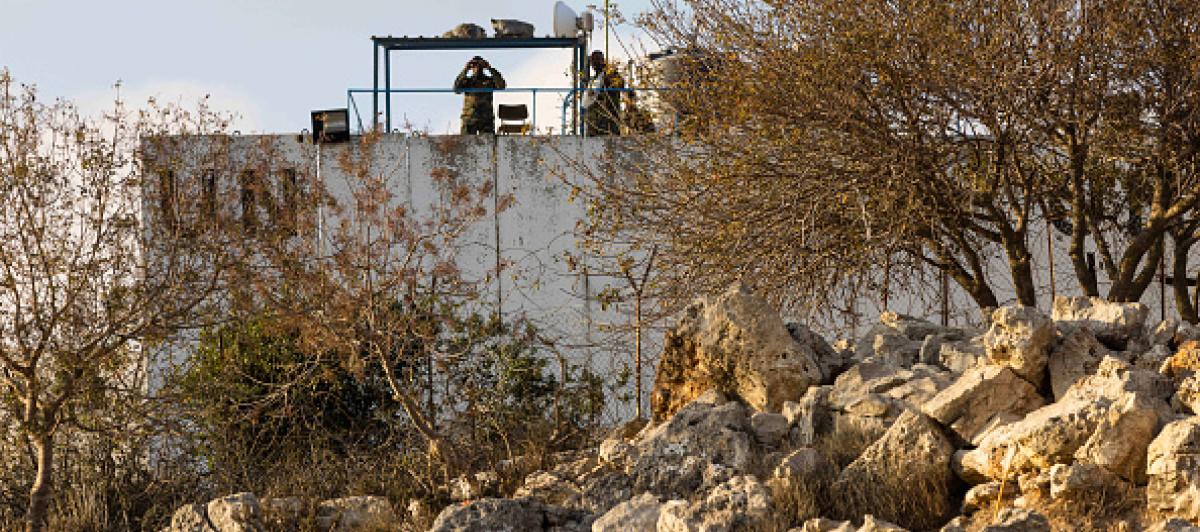 Un soldado de la UNIFIL, la misión militar de la ONU en el sur del Líbano, observa la frontera entre ese país e Israel el 12 de octubre de 2023.