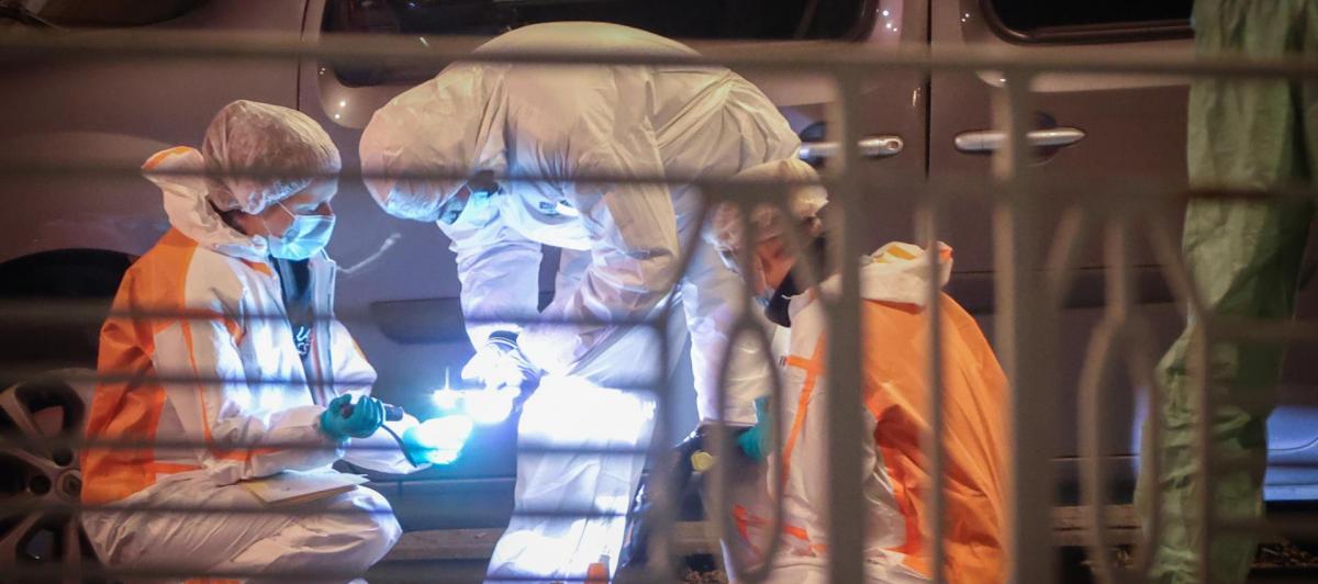 La policía forense belga recoge pruebas en el lugar del atentado en Bruselas.