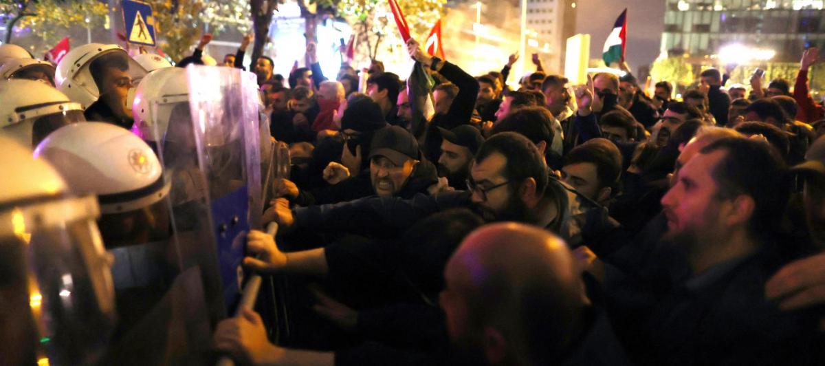Protestas contra el consulado israelí en Estambul (Turquía), tras la explosión que según Hamás ha dejado medio millar de muertos en un hospital de Gaza, por un supuesto bombardeo del Ejército israelí.
