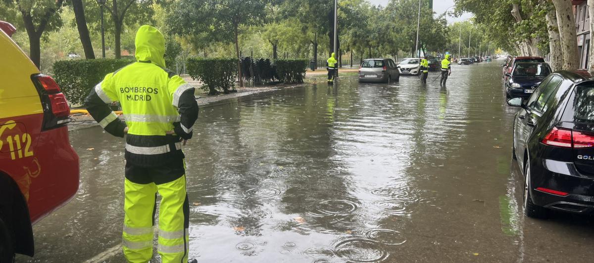El equipo de emergencias Madrid, que ha realizado en la comunidad más de 100 operaciones debido a la borrasca Aline.