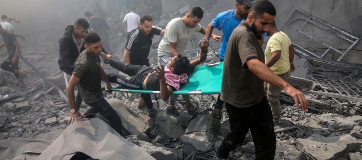 Varias personas rescatan a un herido tras un bombardeo en Gaza