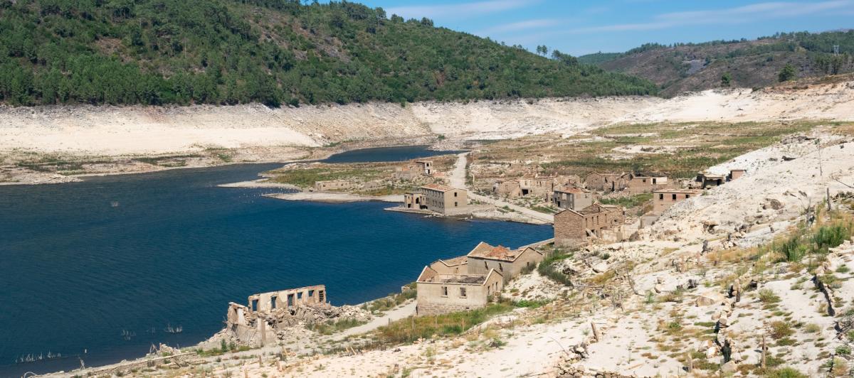 La aldea gallega de Acero, en Ourense, reaparece por culpa de la sequía.