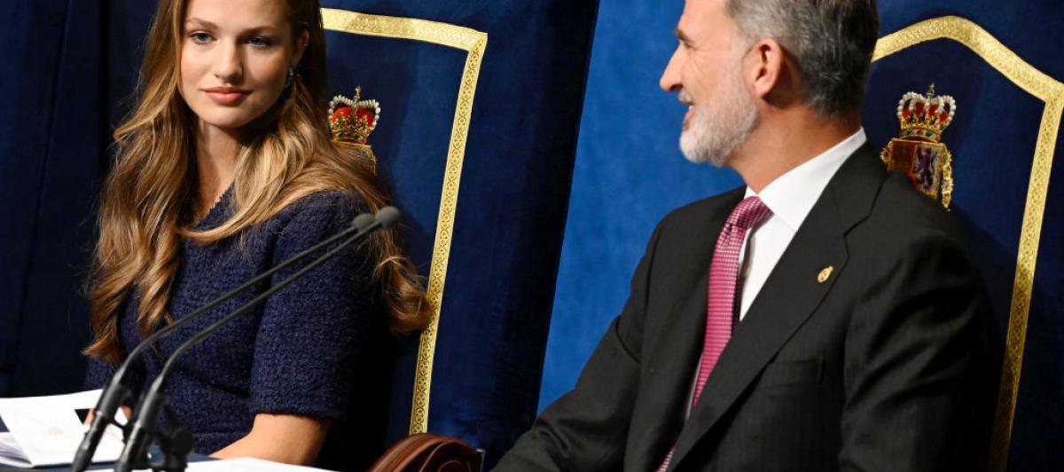 La princesa Leonor y el rey conversan en un momento de la ceremonia de entrega de premios