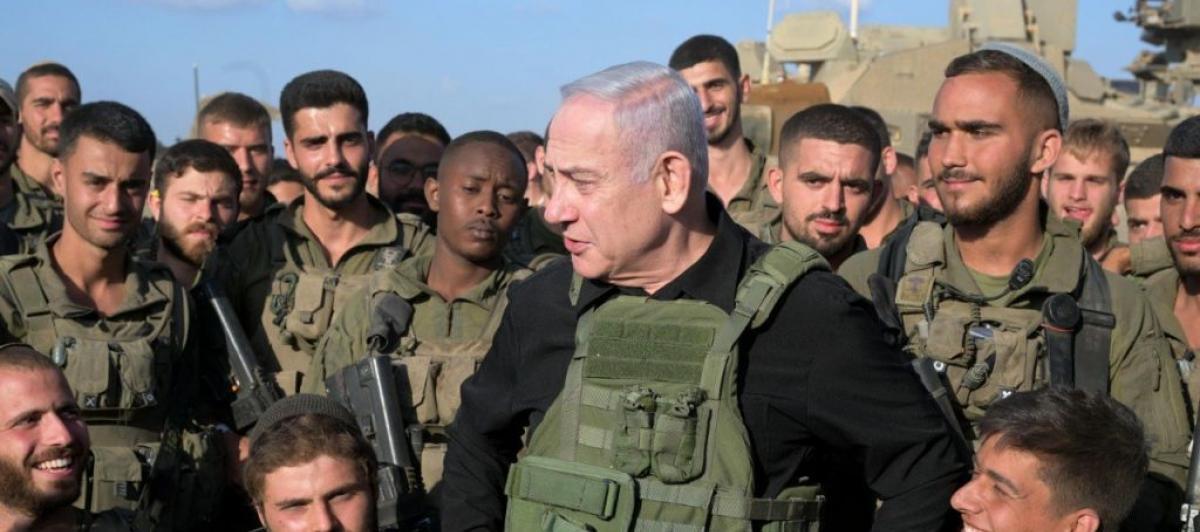 Netanyahu, junto a las tropas israelíes al lado de Gaza
