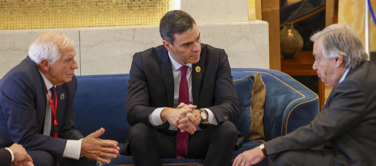 Antonio Guterres, Josep Borrell y Pedro Sánchez minutos antes de la Cumbre de la Paz.