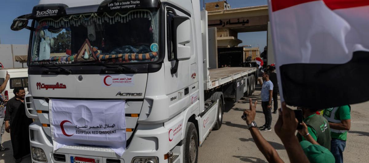 Un camión pasando la frontera de Rafah.