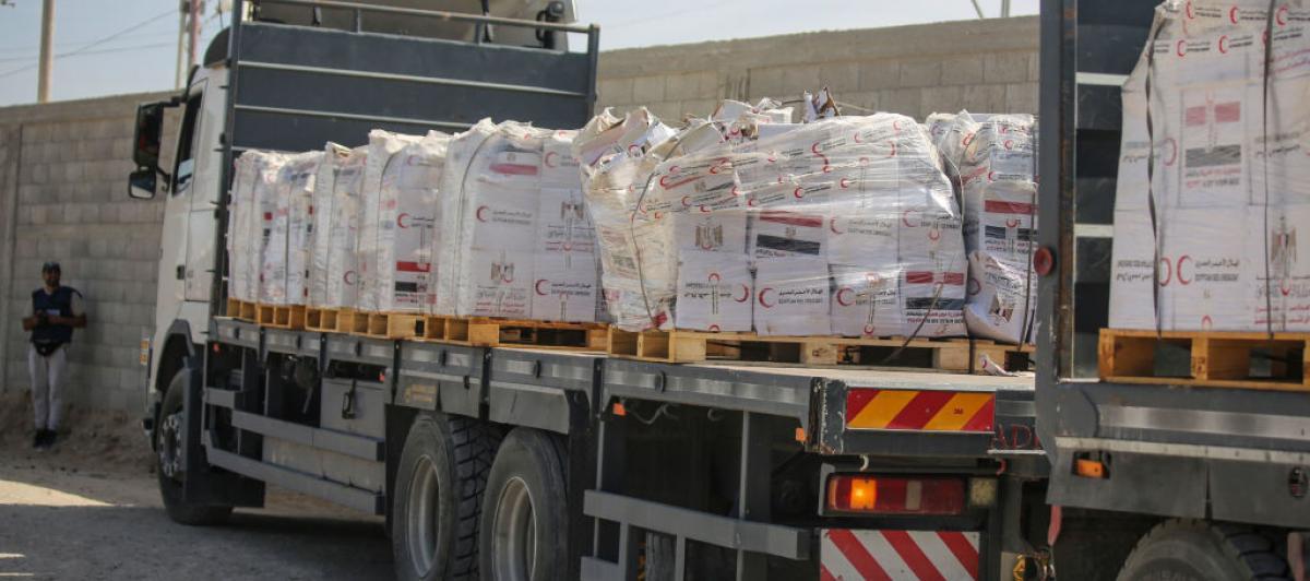 Camiones de ayuda humanitaria en el paso de Rafah.