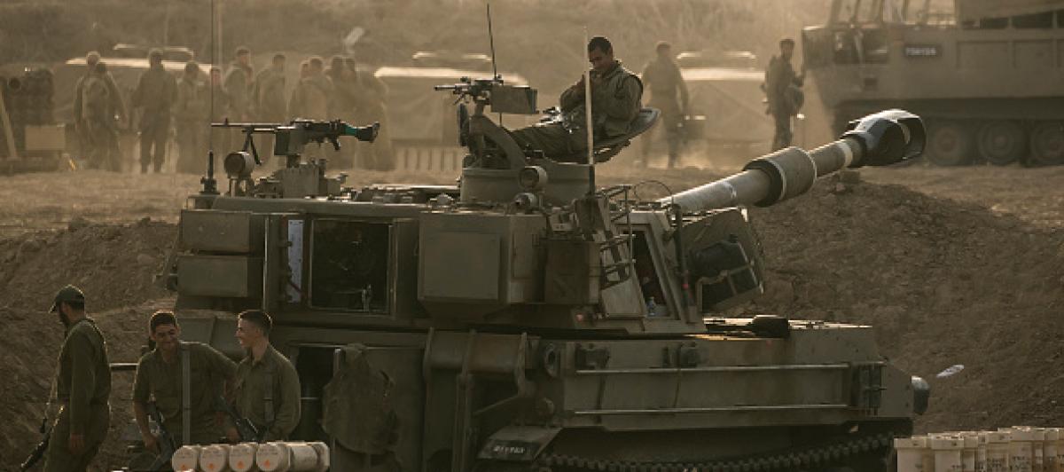 Soldados israelíes aguardan en Netivot, en la frontera con la Franja de Gaza, en el marco de la operación militar de Israel en respuesta al ataque de Hamás.