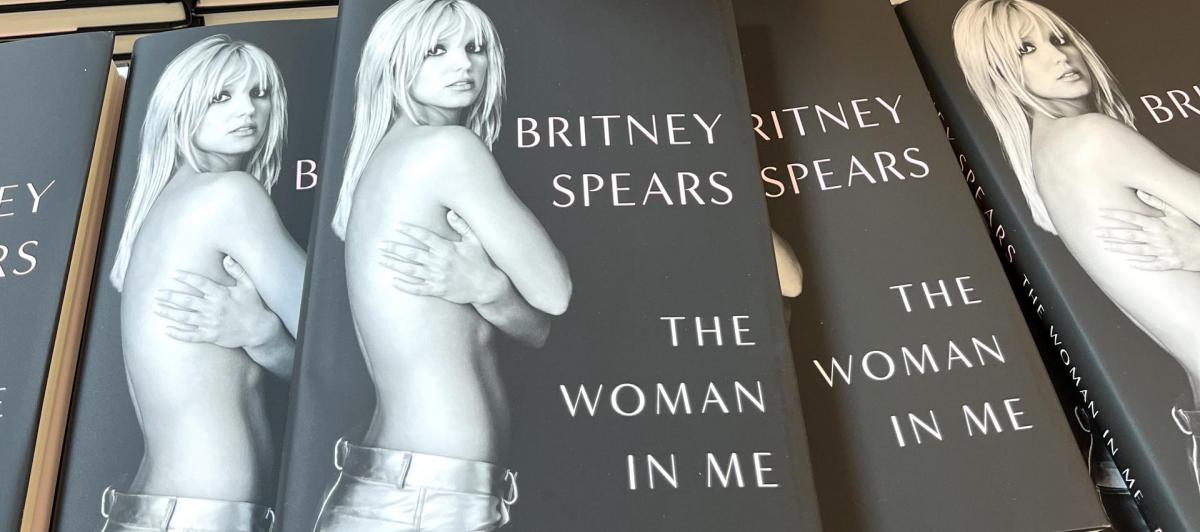 Ejemplares de las memorias de Britney Spears, tituladas "La Mujer que Soy"