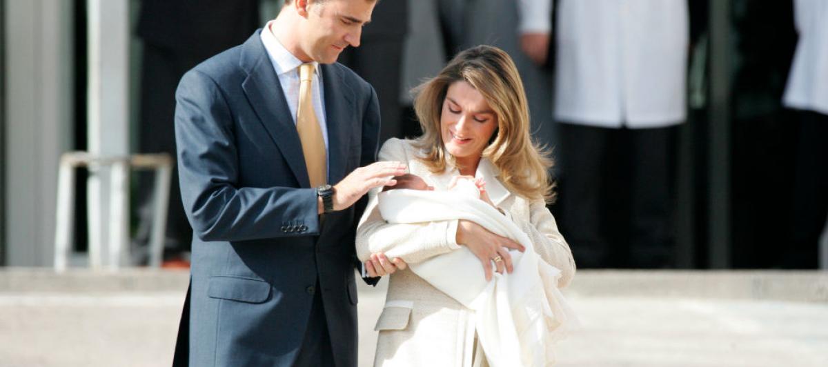 Felipe VI y la reina Letizia tras el nacimiento de Leonor.