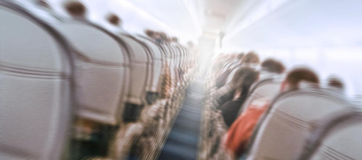 Interior de un avión con turbulencias.