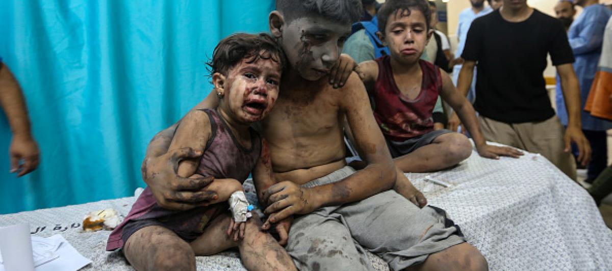 Niños palestinos heridos durante los bombardeos israelíes sobre la Franja de Gaza.